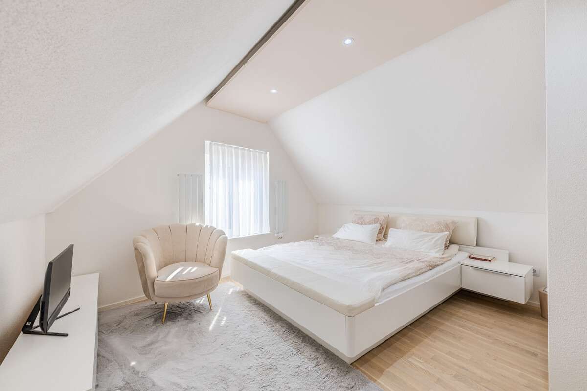 Immobilie in Hilzingen - Stilvoll saniert! 
Doppelhaushälfte mit zwei Wohneinheiten - Bild 1