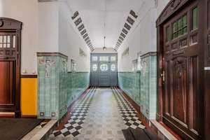 Perfekte Kapitalanlage am Wasser! Gepflegte Altbauwohnung mit großer Loggia am Dreiländereck – Die vollständige Adresse der Immobilie erhältst du vom Anbieter., 10999 Kreuzberg, Berlin – Vorschaubild 2