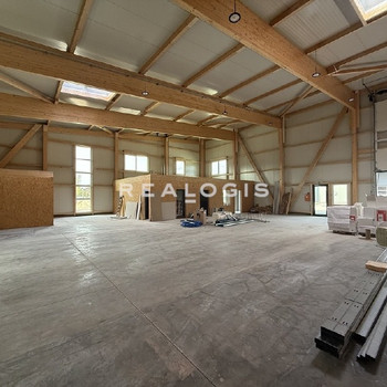 337 m² große Neubau Hallenfläche mit Büro