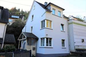 Gepflegtes Einfamilienhaus mit schönem Außenbereich in ruhiger Lage von Briedel – Die vollständige Adresse der Immobilie erhältst du vom Anbieter., 56867 Briedel – Vorschaubild 1