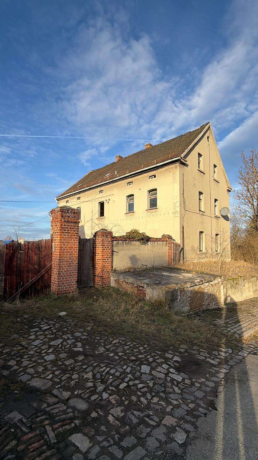 Mehrfamilienhaus mit Nebengebäude und großem Grundstück in Webau (bei Leipzig), Burgenlandkreis – Bild 1