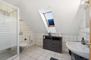 Langel: bezugsfreie 3-Zi. Maisonette-Wohnung mit Stellplatz,  Balkon + EBK! – Die vollständige Adresse der Immobilie erhältst du vom Anbieter., 51143 Zündorf, Köln – Vorschaubild 16