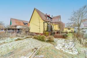 Charmante, modernisierungsbedürftige DHH mit Garage und schönem Garten in gefragter Lage in Erlangen – Die vollständige Adresse der Immobilie erhältst du vom Anbieter., 91052 Buckenhofer Siedlung, Erlangen – Vorschaubild 3