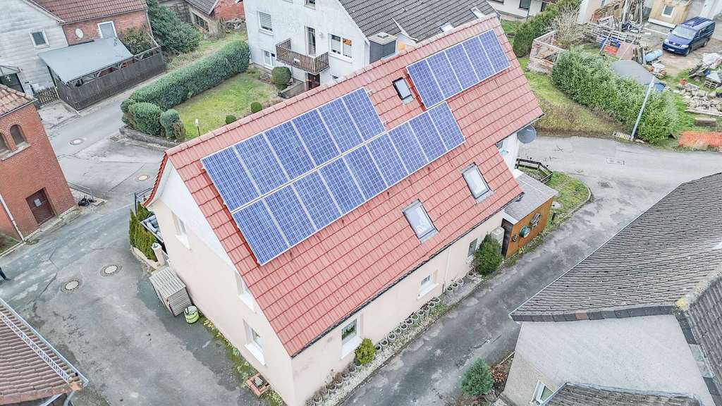 Immobilie in Bad Pyrmont - Gepflegtes Einfamilienhaus in Bad Pyrmont/ Eichenborn – energieeffizient mit PV & neuem Dach! - Bild 2