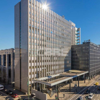 Direkt am Kirchplatz: Bezugsfertige Büroeinheit mit exklusiver Terrasse