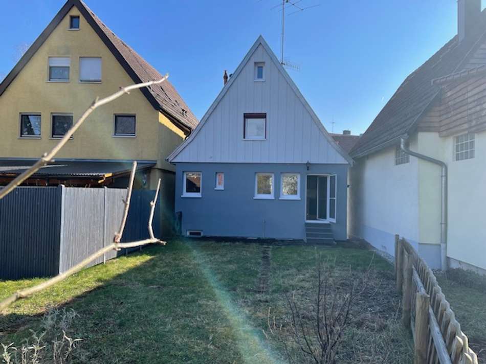 Hausrückansicht mit Garten