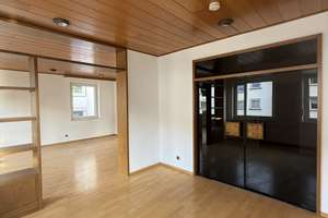 Großzügige 3-Zimmer-Wohnung im 1. OG eines freistehenden Hauses mit Stadtvilla-Charakter