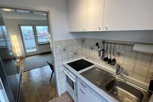 Exklusive, gepflegte 2-Raum-DG-Wohnung mit Balkon und Einbauküche in München Milbertshofen – Schleißheimerstraße 259, 80809 Am Riesenfeld, München – Vorschaubild 2