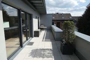 Moderne 4-Zimmer-Penthouse-Wohnung mit Einbauküche, Aufzug und großer Dachterrasse