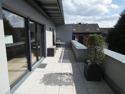 Moderne 4-Zimmer-Penthouse-Wohnung mit Einbauküche, Aufzug und großer Dachterrasse