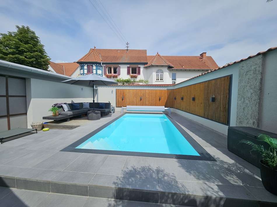 Terrasse mit Pool bei Tag