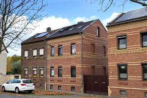 Familienfreundliche Doppelhaushälfte in Raguhn: Wohnglück mit Garten, Teich & moderner PV-Anlage – Wittenberger Straße 9, 6779 Raguhn – Vorschaubild 1
