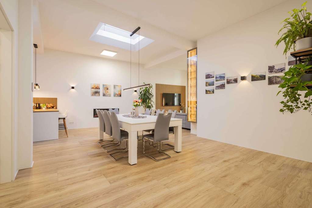 Immobilie in Elzach - Neusaniertes Wohnhaus mit großzügiger Dachterrasse sowie Büro- & Lagerflächen im Zentrum von Elzach - Bild 3