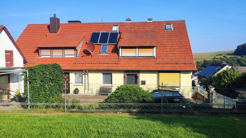 Immobilie in Nörten-Hardenberg - Tolles 2-3 Familienhaus mit tollem Ausblick zur Burg Hardenberg - Bild 0