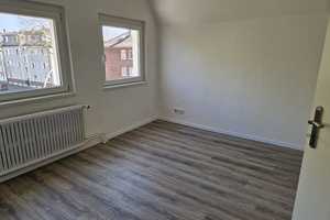 Wunderschöne, lichtdurchflutete 2-Zimmer-Dachgeschosswohnung – Gartsträucherstraße 84, 47137 Duisburg – Vorschaubild 2