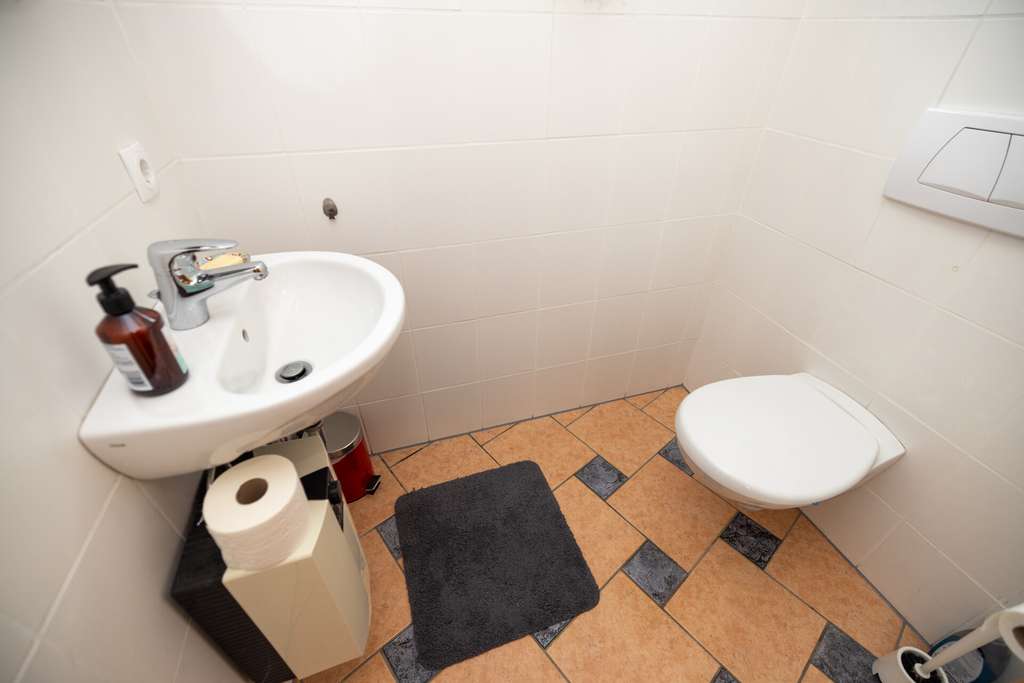 Immobilie in Deißlingen - Charmantes Eigenheim mit Terrasse, Kachelofen und sonnigem Garten - Bild 2