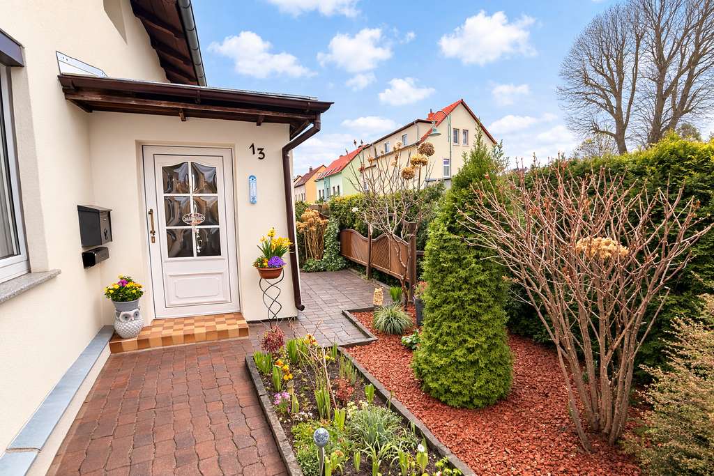 Immobilie in Radeberg - Dein eigenes Zuhause in Radeberg - Doppelhaushälfte mit Potential und Garten - Bild 0