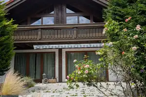 Idyllisches Einfamilienhaus mit Garten und Sauna – Frankfurt am Main – Vorschaubild 3