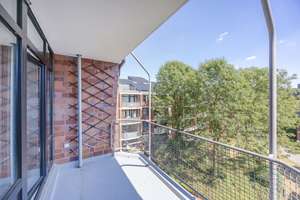 Bezugsfrei & modernisiert: Helle 2,5-Zimmer-Wohnung mit Loggia, Aufzug & Tiefgaragenstellplatz