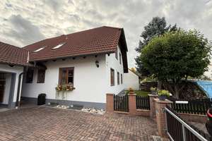Großzügiges Zweifamilienhaus mit Traumgarten und Doppelgarage in Neuburg/Heinrichsheim – Die vollständige Adresse der Immobilie erhältst du vom Anbieter., 86633 Neuburg an der Donau – Vorschaubild 4