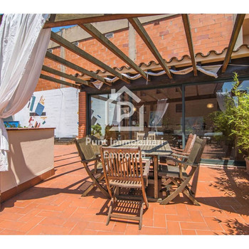 Wohnung mit Gewerberäumen und großer Terrasse im Stadtteil Eixample von Figueres