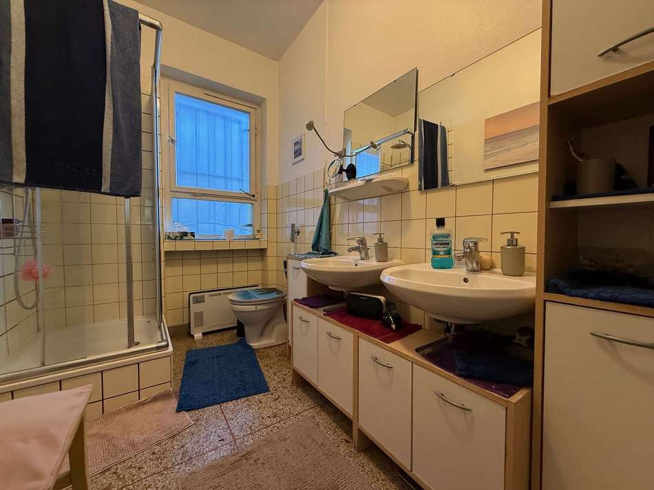 Badezimmer mit Dusche