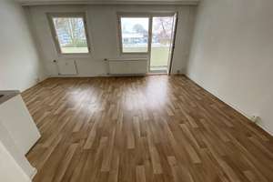 Hochparterrewohnung mit Balkon nahe dem S-Bhf. Springpfuhl neu zu vermieten - WBS erforderlich ! – Marzahner Chaussee 192a, 12681 Marzahn, Berlin – Vorschaubild 3