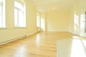 Helle und sanierte  3-RW im EG* moderne EBK* Süd-Ost-Balkon* Tageslichtbad mit Wanne* AK* zentral*