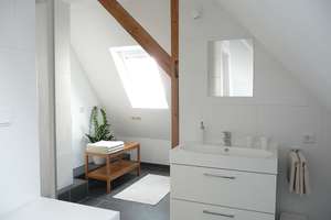 Möblierte, ruhige 2-Zimmer Dachgeschosswohnung in Regensburg-Ostenviertel – Richard-Wagner-Straße 7, 93055 Ostenviertel, Regensburg – Vorschaubild 4