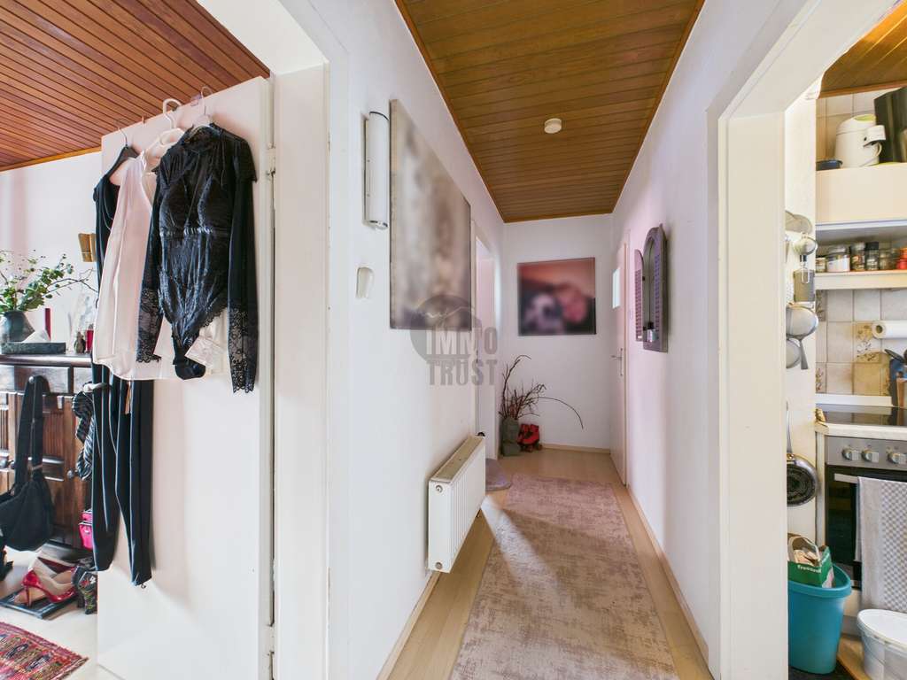 Immobilie in Barsinghausen - Zweifamilienhaus mit Einliegerwohnung, großem Garten, 2 Garagen & 2 Stellplätzen - Bild 1