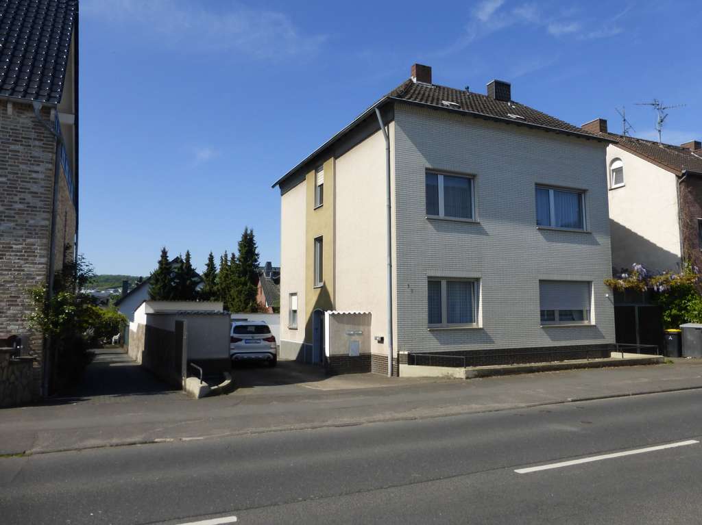 8-Zimmer-Haus mit Innenhof und schönem Garten in verkehrsgünstiger Lage in Bornheim-Roisdorf