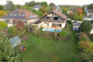 Zweifamilienhaus mit Traumgarten, 2 Garagen, Pool, ausgebautem Souterrain und schöner Aussicht – Wetteraukreis – Vorschaubild 3