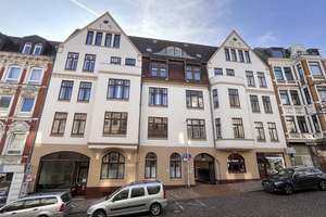 Innenstadtnahes Zinshaus! Solide Investition – Stilvolles Mehrfamilienhaus mit 10 WEH und einer GWE – Die vollständige Adresse der Immobilie erhältst du vom Anbieter., 24937 Exe, Flensburg – Vorschaubild 2