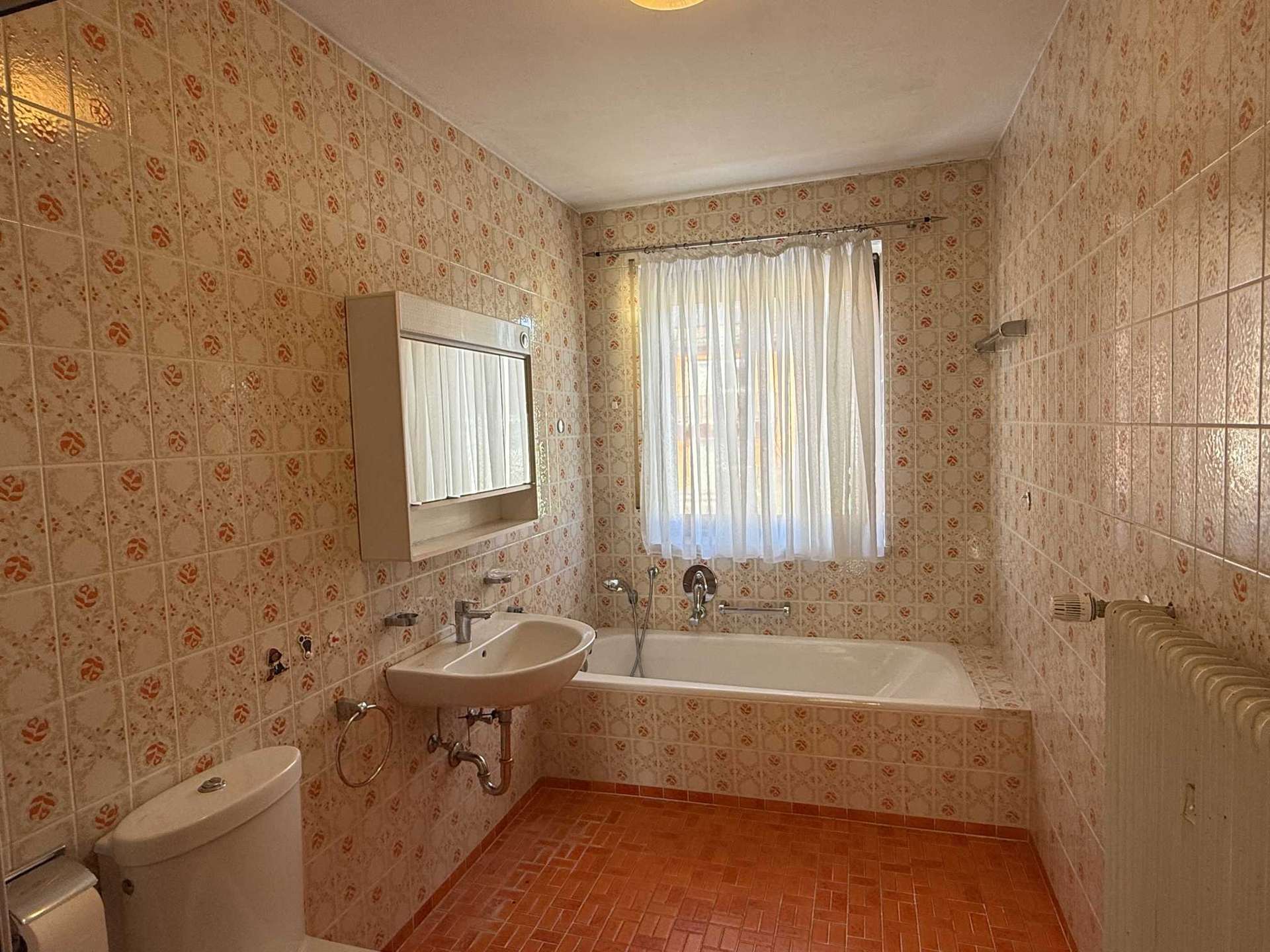 Immobilie in Bayerbach - Wohnen auf einer Ebene.
Großzügiger Bungalow in Siedlungslage - Bild 0