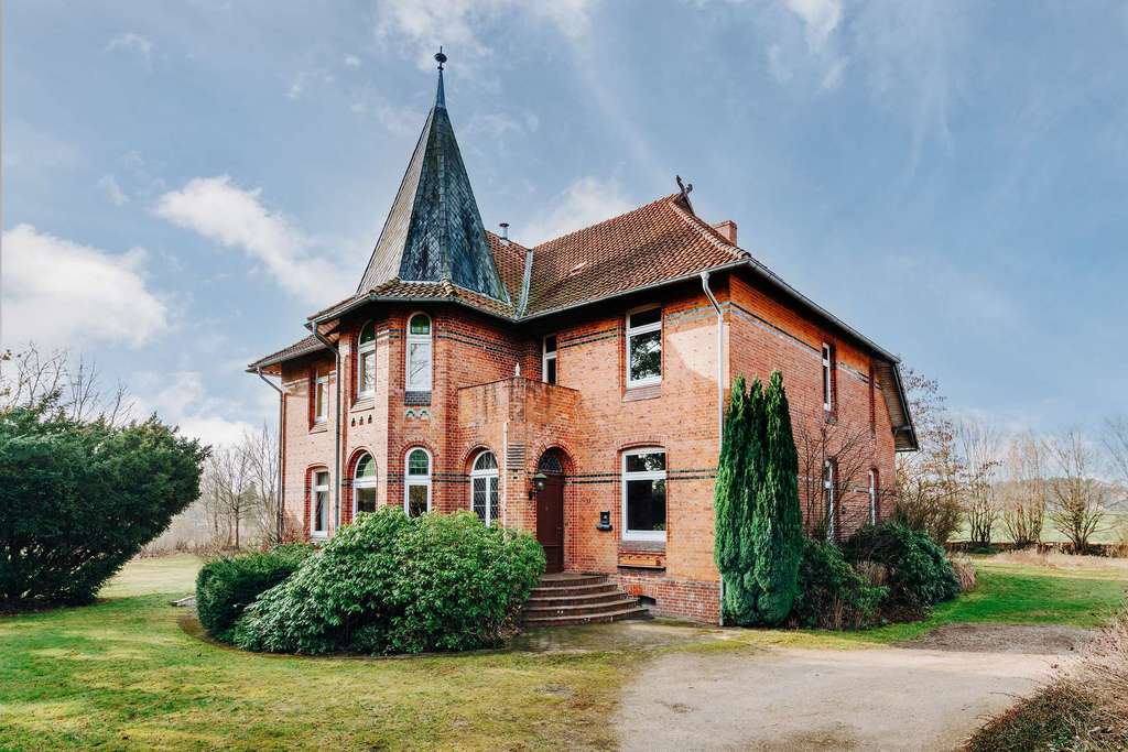 Immobilie in Deutsch Evern - Architektonisches Unikat: Charmante Turmvilla mit weitläufigem Grundstück - Bild 2