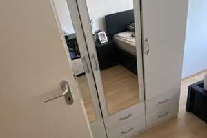 Modernisierte 2-Zimmer-Wohnung mit Balkon und Einbauküche in München – München – Vorschaubild 3