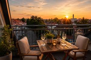Über den Dächern von Nürnberg: 2-Zimmer-Dachgeschosswohnung mit Kamin, Dachloggia & Weitblick – Die vollständige Adresse der Immobilie erhältst du vom Anbieter., 90441 Hohe Marter, Nürnberg – Vorschaubild 1