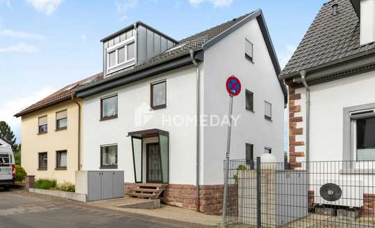 Saniertes Mehrgenerationenhaus in Karlsruhe mit Garten, Pool, PV-Anlage und Vermietungsoption