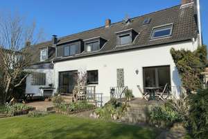 Reserviert - Schöne Doppelhaushälfte mit großem Garten in ruhiger Bestlage von Köln Brück