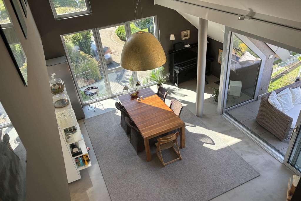 Immobilie in Ebringen - Licht, Luft, Raum - ein Haus mit besonderer Architektur! Durchdachte Villa zum Wohlfühlen mit Pool. - Bild 0