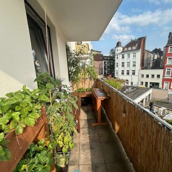 *** Attraktives u. solides Mehrfamilienhaus - mit Garagen - Aachener Innenstadt ***
