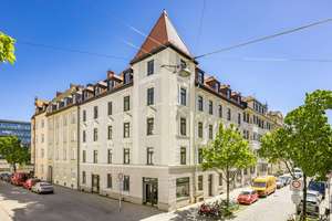 Erstbezug nach hochwertiger Sanierung: Sehr charmante 2,5-Zimmer-Altbauwohnung mit Balkon