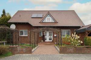 Attraktives Einfamilienhaus mit Einliegerwohnung und schönem Garten