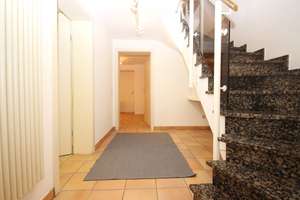 Viel Platz für die ganze Familie
EFH in Bonn-Heiderhof mit Terrassen, Garten und Garage – Die vollständige Adresse der Immobilie erhältst du vom Anbieter., 53177 Heiderhof, Bonn – Vorschaubild 40
