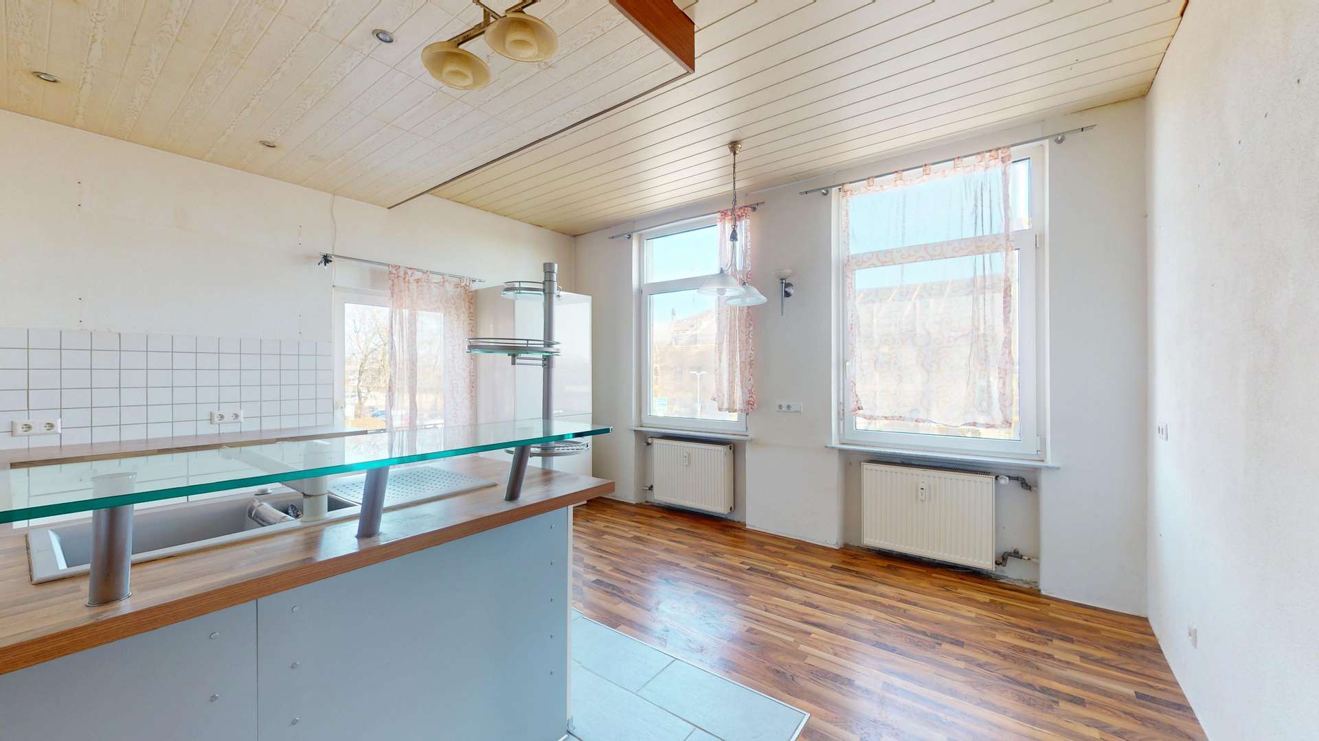 Immobilie in Aulendorf - Wohn- und Geschäftshaus mit Gewerbe im EG und zwei großzügigen Wohnungen in Bahnhofsnähe - Bild 1