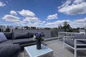 Penthouse-Feeling pur: 2,5 Zi. Neubauwohnung mit Panorama-Dachterrasse & Bergblick