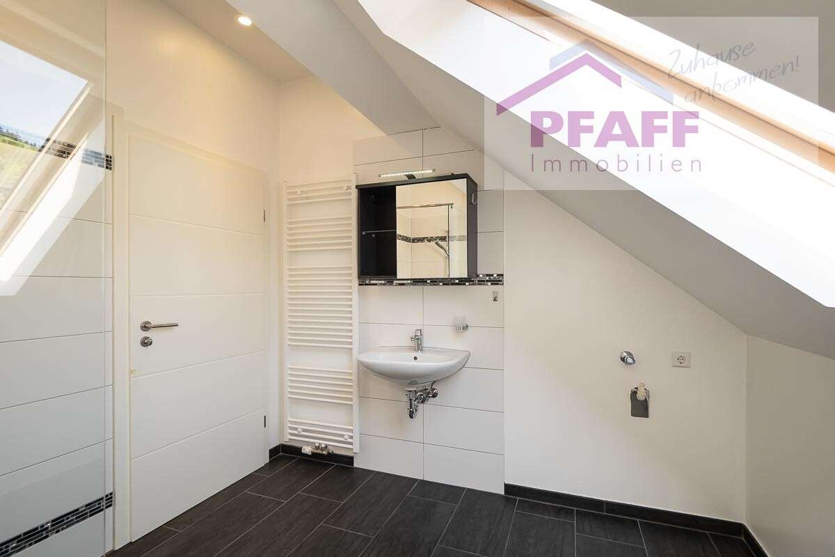 Immobilie in Gailingen am Hochrhein - Zuhause ankommen in Gailingen! Geteiltes Zweifamilienhaus mit schönem Garten + vielen Möglichkeiten - Bild 2