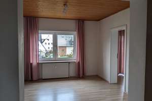 Geräumige 5-Zimmer-Wohnung mit Balkon und Garage in Hille-Hartum