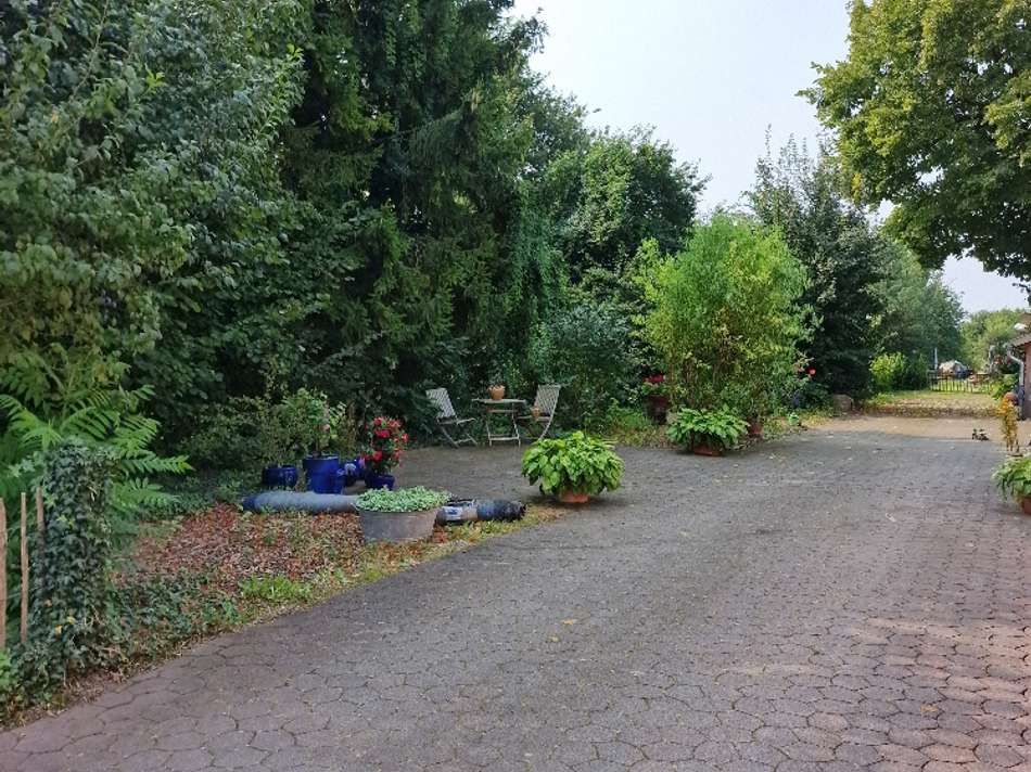 Freisitz, grün umgeben