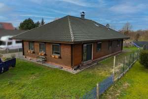 Wohnen mit Charme: Barrierearmer Holzbungalow mit Kamin und überdachter Terrasse – Die vollständige Adresse der Immobilie erhältst du vom Anbieter., 26532 Großheide – Vorschaubild 3